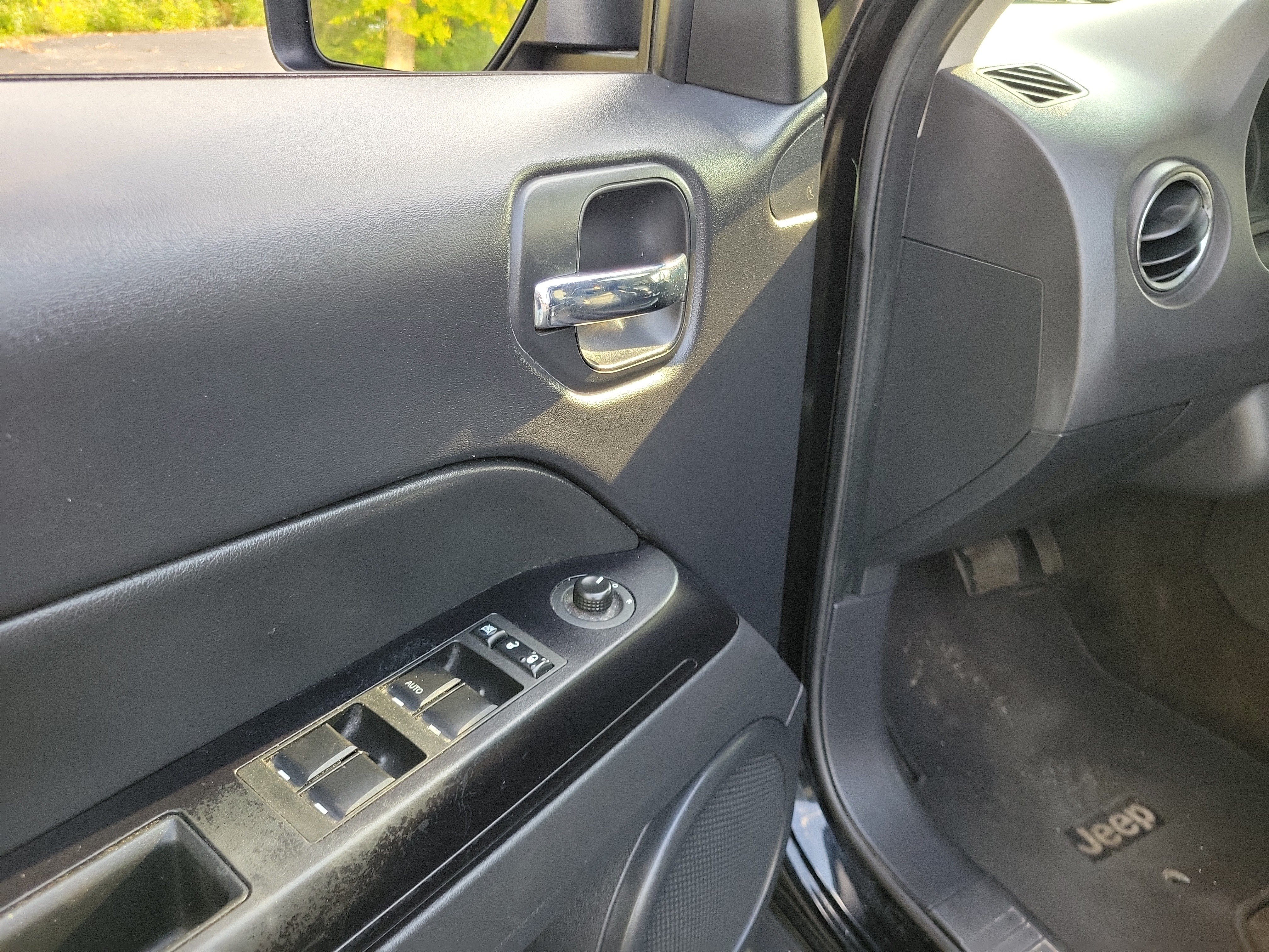 Used 2016 Jeep Patriot High Altitude FWD image 18