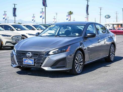 Used 2025 Nissan Altima 2.5 SV FWD image 3
