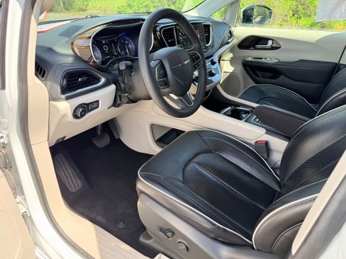 Used 2023 Chrysler Pacifica Limited image 12