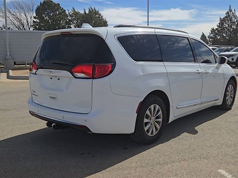 Used 2017 Chrysler Pacifica Touring-L image 8