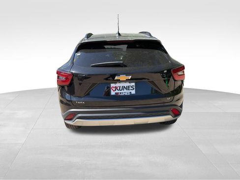 Used 2025 Chevrolet Trax LT w/ LT Convenience Package FWD image 6