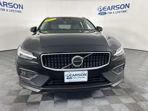 Used 2025 Volvo V60 B5 Cross Country Plus image 2