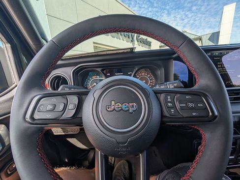 Used 2024 Jeep Wrangler Unlimited Rubicon w/ Capability Package image 22