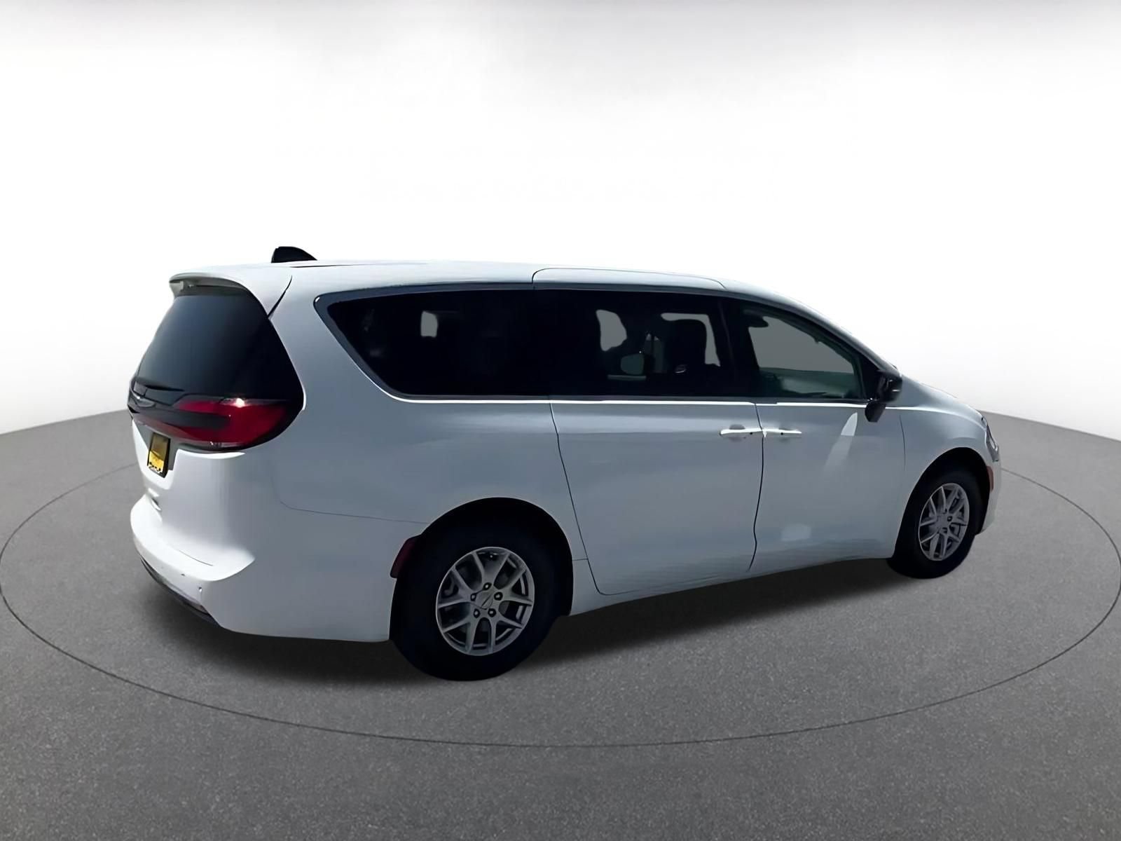 Used 2024 Chrysler Pacifica Touring-L FWD image 13