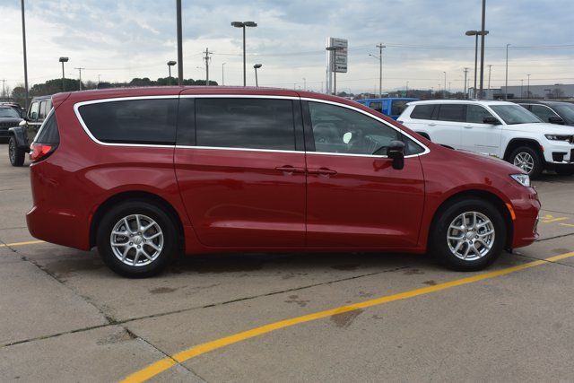 New 2026 Chrysler Pacifica Select FWD image 4