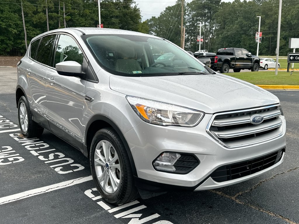 Used 2017 Ford Escape SE w/ SE Cold Weather Package AWD/4WD image 2