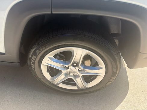 Used 2023 Jeep Compass Latitude AWD/4WD image 12