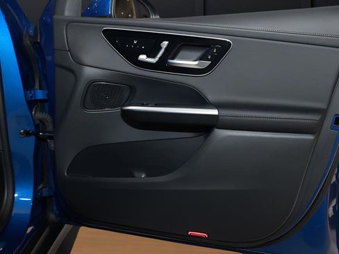 Used 2024 Mercedes-Benz GLC 300 4MATIC w/ AMG Line image 19