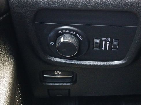 Used 2024 Jeep Grand Cherokee Altitude AWD/4WD image 12
