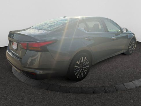 Used 2025 Nissan Altima 2.5 SV FWD image 4