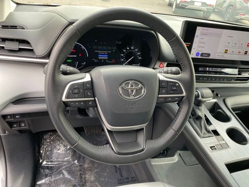Used 2025 Toyota Sienna XLE image 31