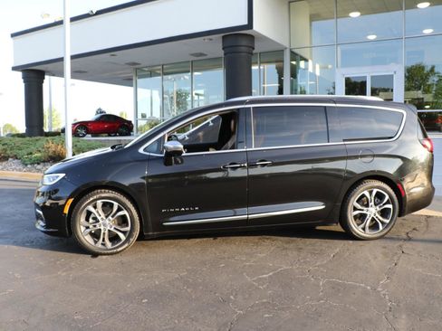 Used 2022 Chrysler Pacifica Pinnacle FWD image 2