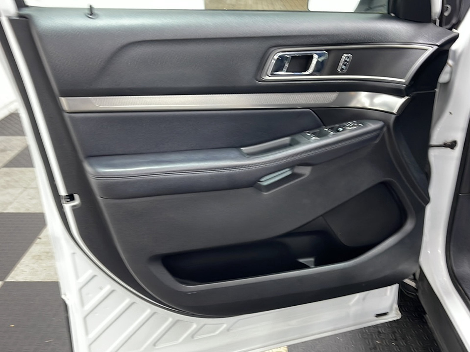 Used 2018 Ford Explorer XLT FWD image 12