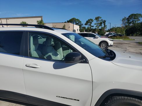 Used 2022 Jeep Cherokee Latitude Lux w/ Sun & Sound Group FWD image 3