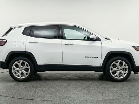 Used 2025 Jeep Compass Latitude AWD/4WD image 11