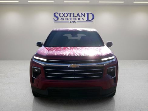 Used 2025 Chevrolet Traverse LT image 3