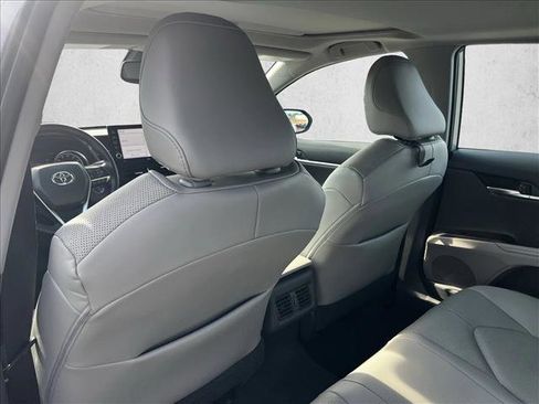 Used 2021 Toyota Camry XLE image 17