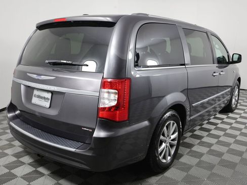Used 2014 Chrysler Town & Country Touring-L image 2