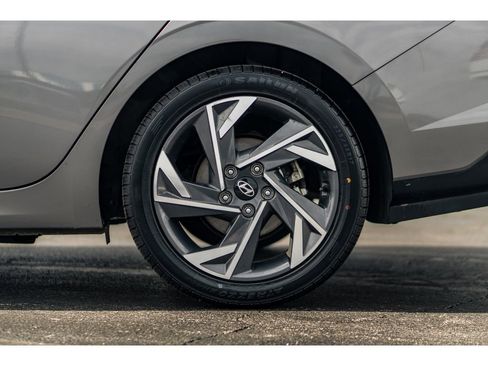Used 2024 Hyundai Elantra Limited FWD image 5