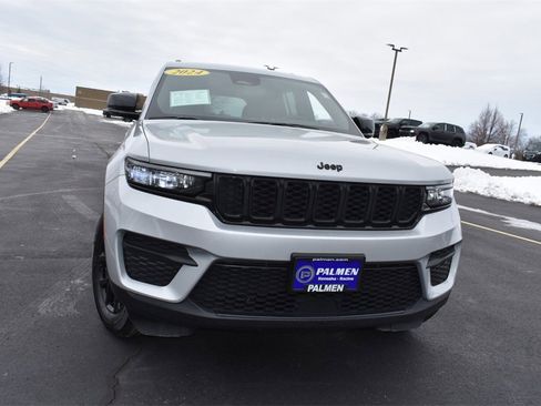 Used 2024 Jeep Grand Cherokee Altitude image 2