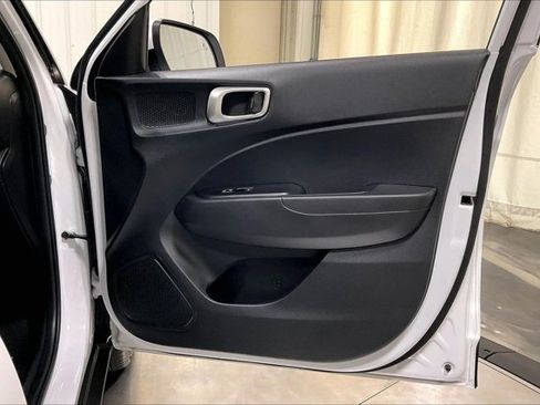 Used 2025 Hyundai Venue SEL FWD image 24