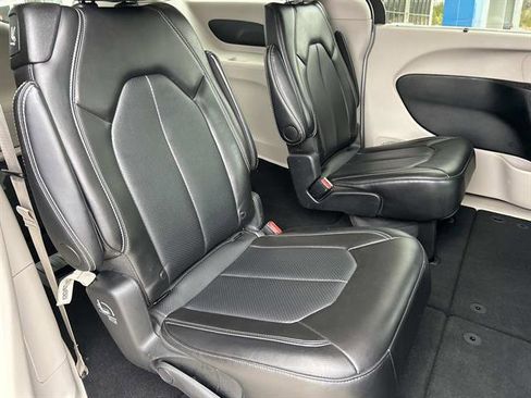 Used 2024 Chrysler Pacifica Touring-L image 16