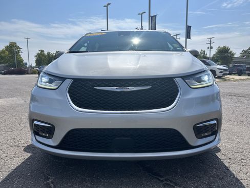 Used 2023 Chrysler Pacifica Touring-L FWD image 8