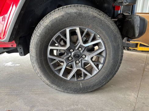 Used 2025 Jeep Wrangler Unlimited Sahara AWD/4WD image 30