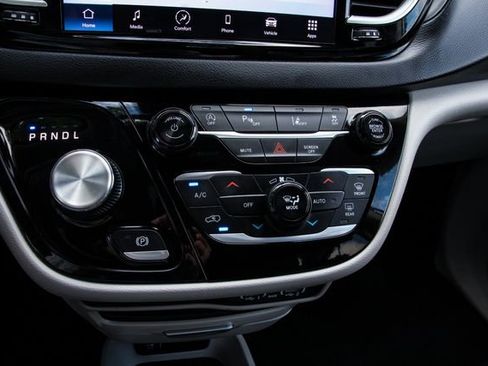 Used 2023 Chrysler Pacifica Touring-L image 23