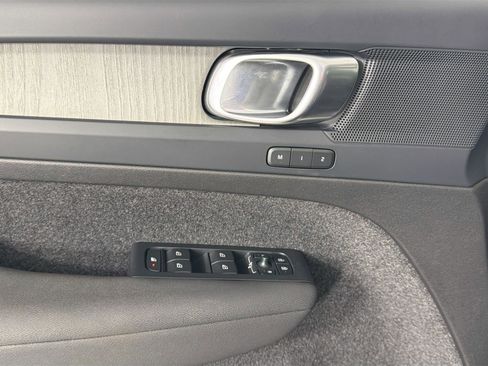 Certified 2023 Volvo XC40 B5 Plus image 18