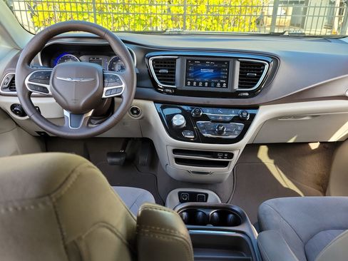 Used 2020 Chrysler Pacifica Touring w/ Tire & Wheel Group image 15