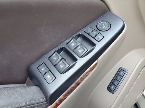 Used 2015 Chevrolet Suburban LTZ RWD image 15
