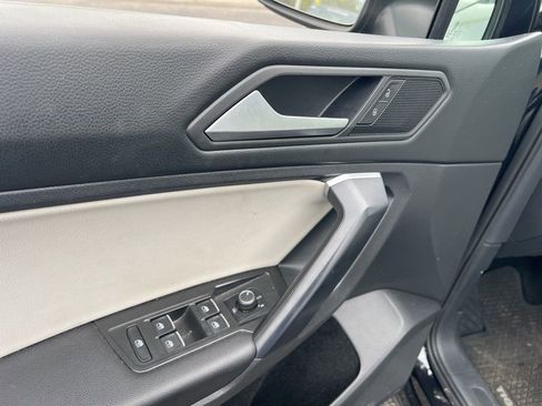 Used 2021 Volkswagen Tiguan SE image 9