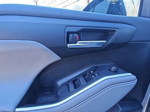 Used 2021 Toyota Highlander XLE image 9