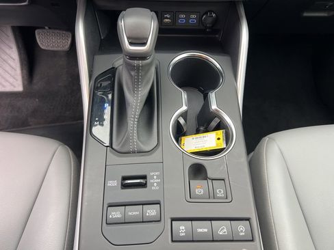 Used 2022 Toyota Highlander XLE image 18