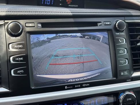 Used 2019 Toyota Highlander XLE FWD image 16