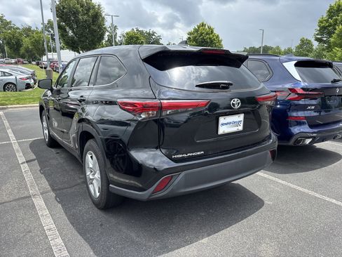 Used 2023 Toyota Highlander L FWD image 17