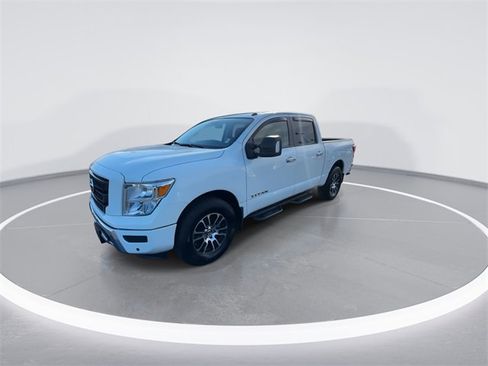 Used 2021 Nissan Titan SV w/ SV Convenience Package image 4