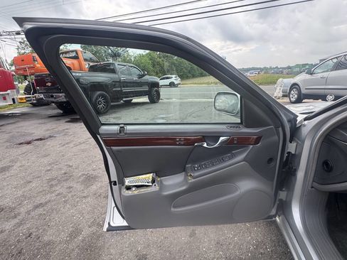 Used 2002 Cadillac De Ville DTS w/ Premium Equipment Pkg image 14