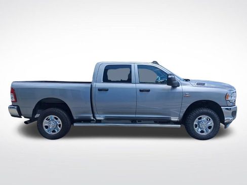 Used 2024 RAM 2500 Tradesman w/ Chrome Appearance Group AWD/4WD image 4