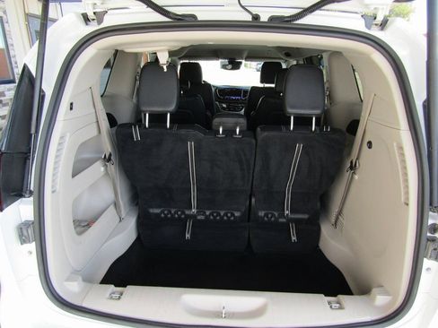 Used 2022 Chrysler Pacifica Touring-L image 33