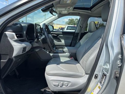 Used 2022 Toyota Highlander XLE image 30