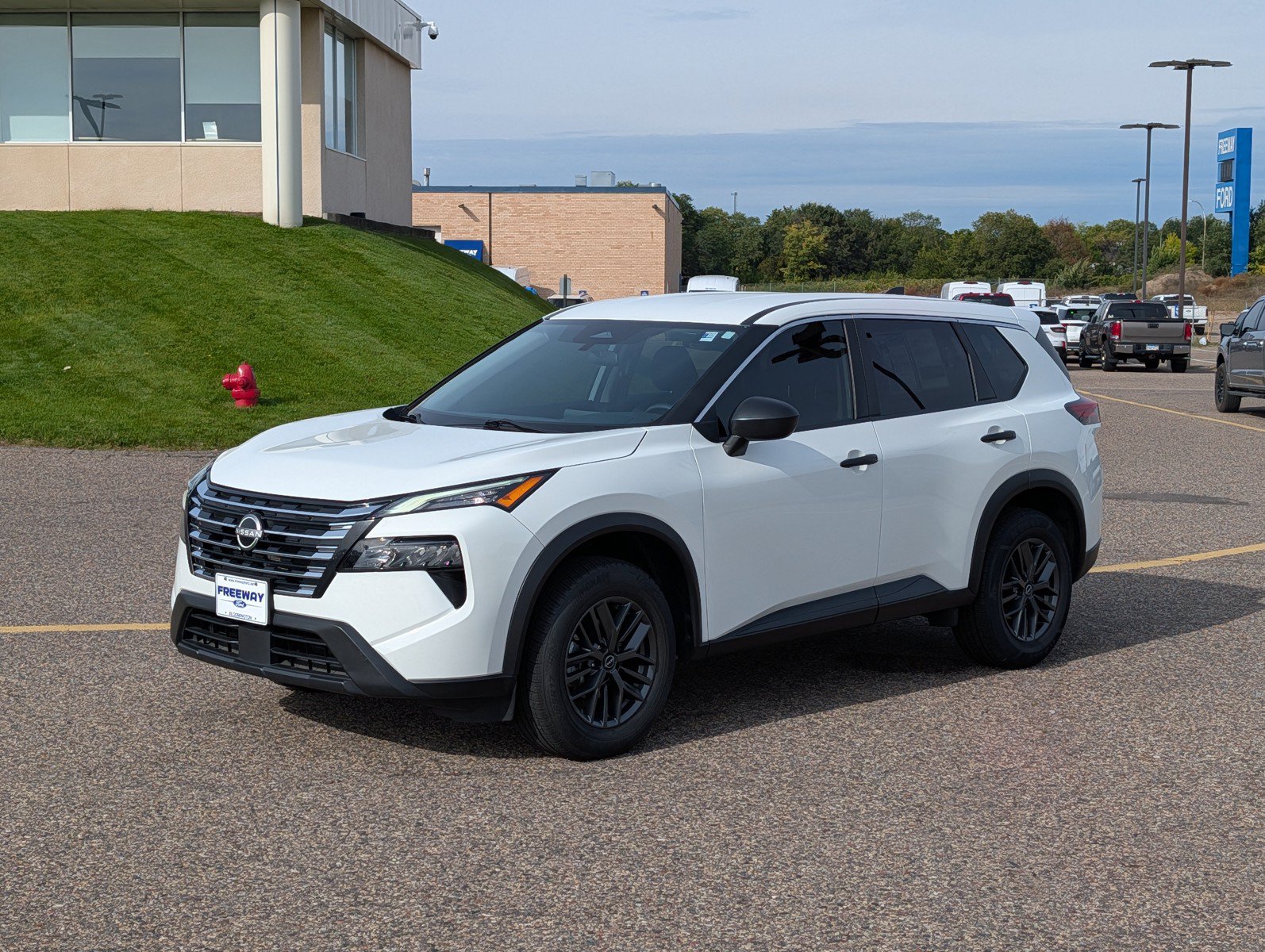 Used 2024 Nissan Rogue S FWD image 1