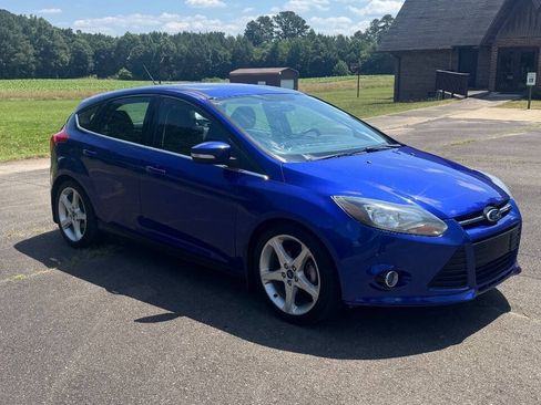 Used 2013 Ford Focus Titanium w/ Titanium Handling Pkg FWD image 2