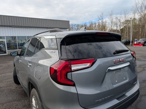 Used 2023 GMC Terrain SLE w/ Driver Convenience Package image 8