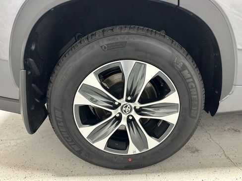 Used 2025 Toyota Highlander XLE image 69