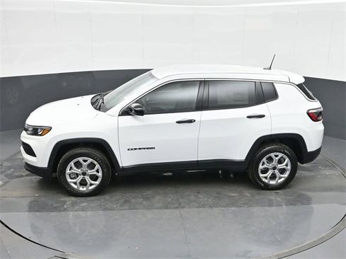 Used 2025 Jeep Compass Sport image 35