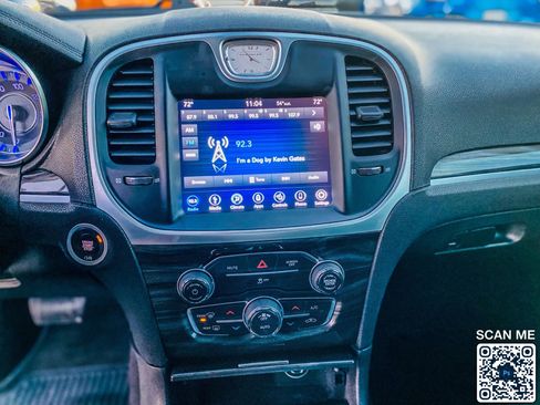 Used 2018 Chrysler 300 Touring L image 23