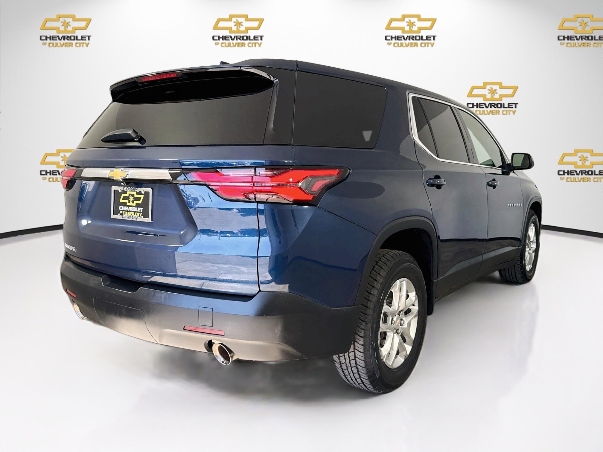Used 2022 Chevrolet Traverse LS w/ LPO, Cargo Package FWD image 8