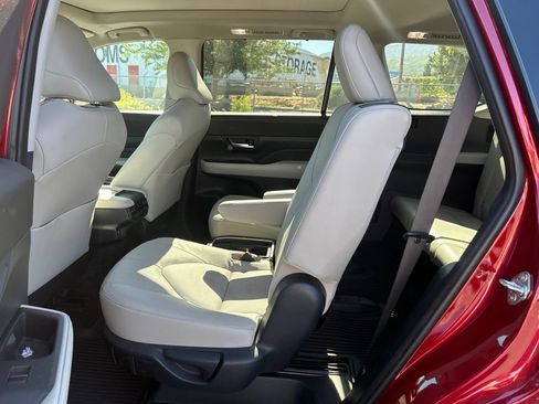 Used 2024 Toyota Grand Highlander AWD image 18